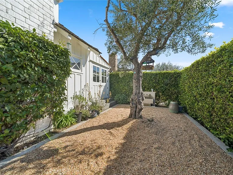 420 Acacia Ave — Photo 3