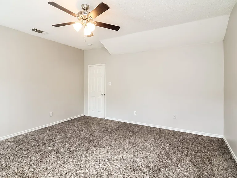 1528 Warwick Dr — Photo 8