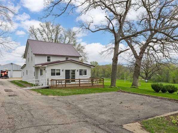 530 E Linn St, Coggon, IA 52218