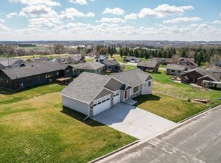 904 Golf View Ave, Zumbrota, MN 55992