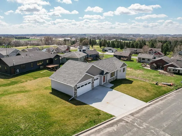 904 Golf View Ave, Zumbrota, MN 55992