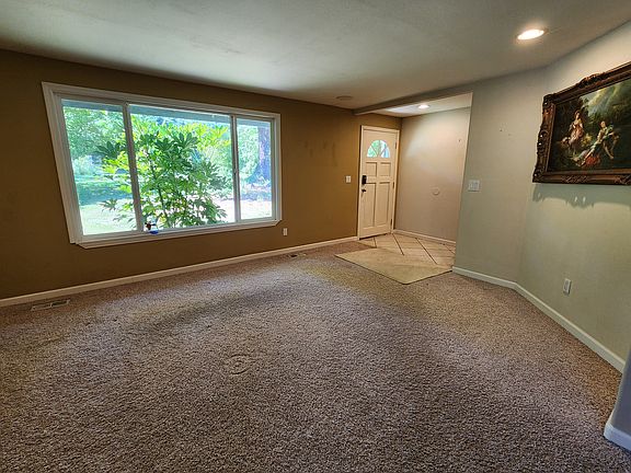 4th image of 1324 216th Ave NE