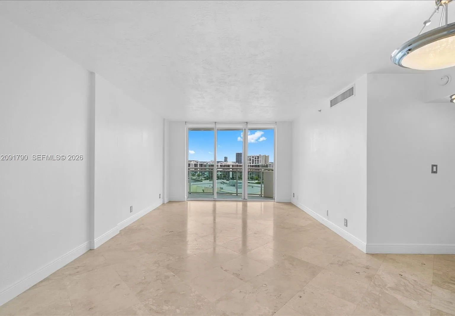 Residences On Hollywood B — Photo 3