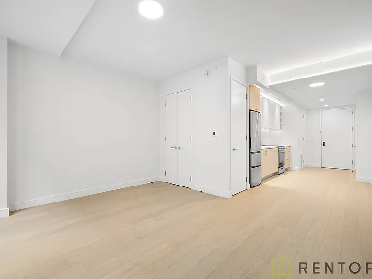 555 W 45th St #2B — Photo 6