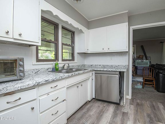 4th image of 325 W Hills Dr
