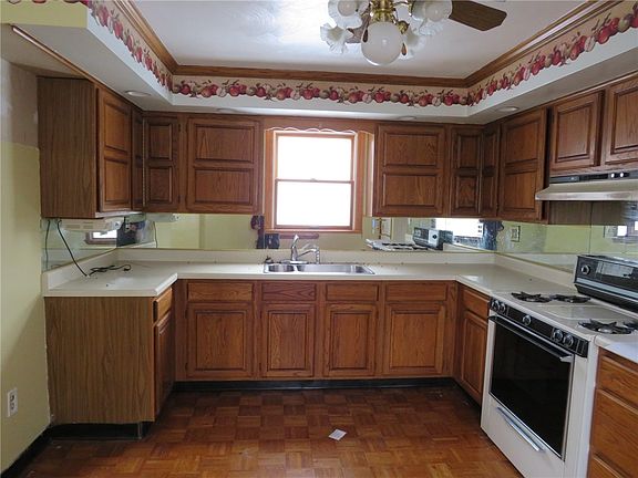 4th image of 2888 Maple St