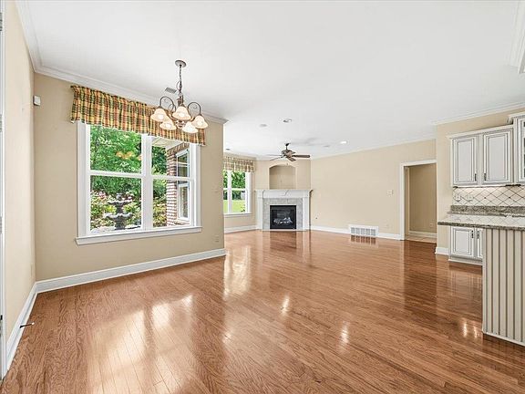 5th image of 275 Shady Oaks Dr