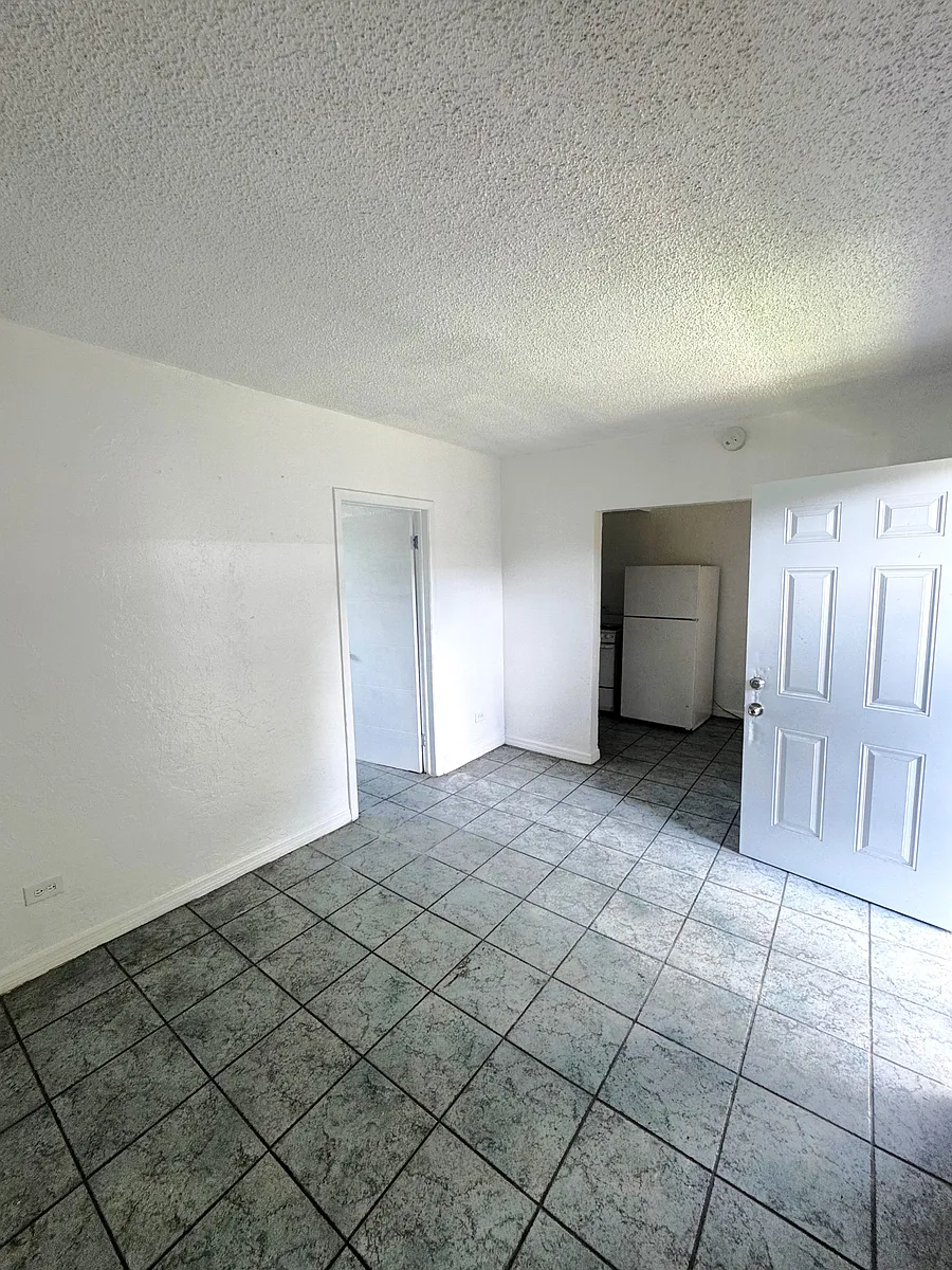 Building Photo - 844 NW 70th St #3