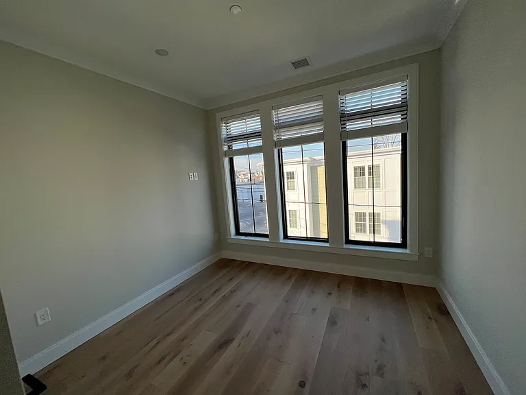 Everett St — Photo 11