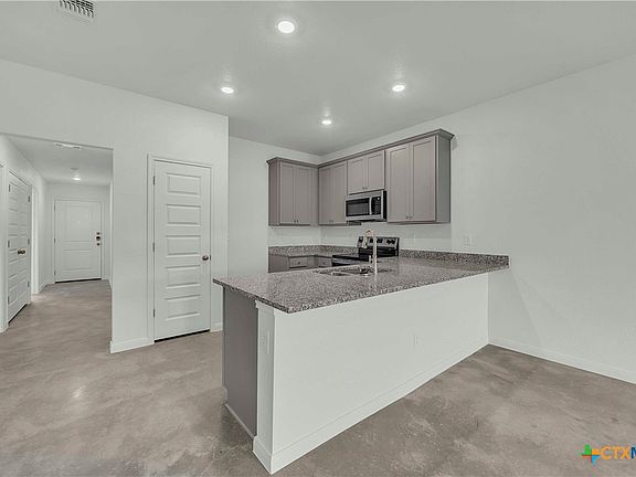 3rd image of 914 Cherry Laurel Ln
