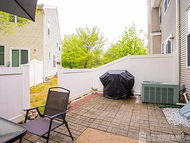 704 Dahlia Cir — Photo 29