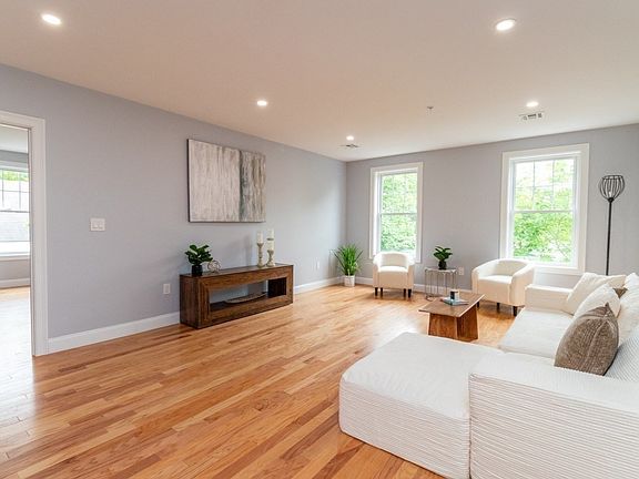 5th image of 585 Washington St #301