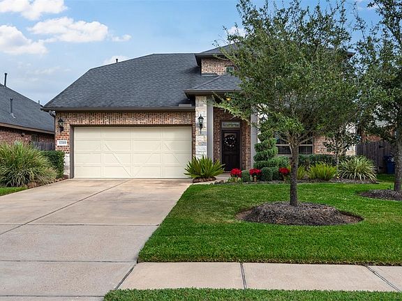 This beautiful 2 story home Energy Saver Green Home located in The Villages of Northpointe â a wonderful neighborhood with a swimming pool, tennis courts, playground, pond and walking trails