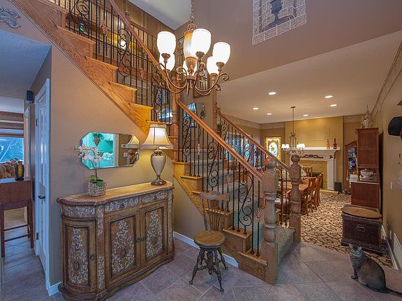 5th image of 255 Fox Hills Dr