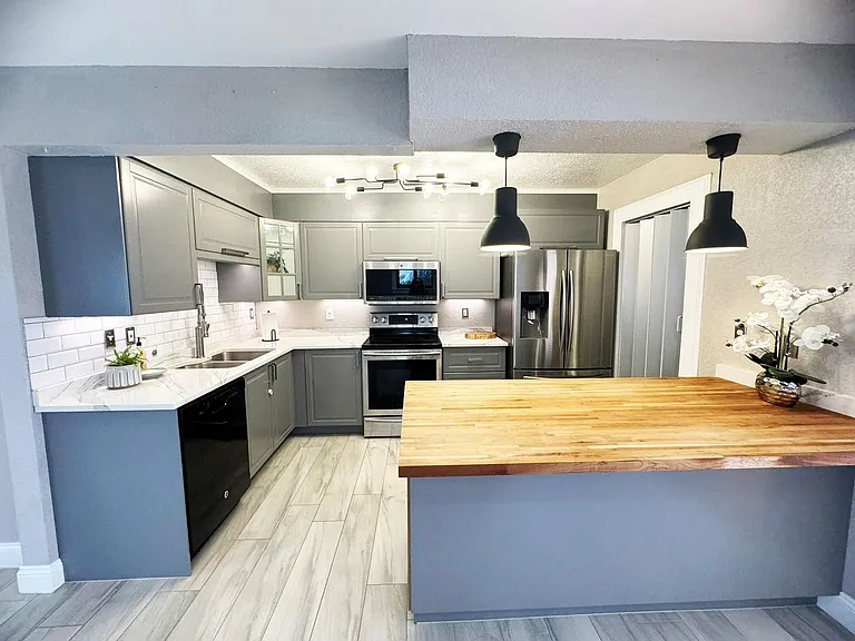 321 Sandtree Dr — Photo 2