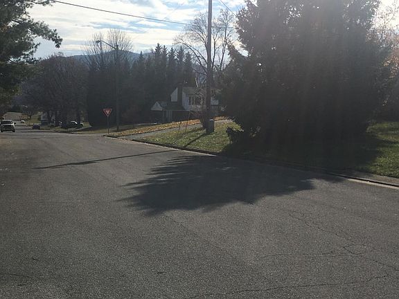5th image of 411 Parkwood Ave