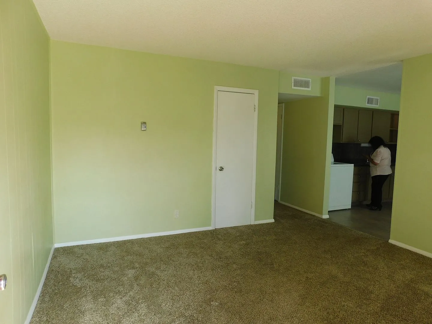 Showing starts September 16- Pretty nice, clean home. — Photo 4