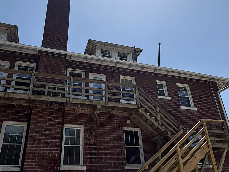 207 Glamorgan St NE — Photo 2