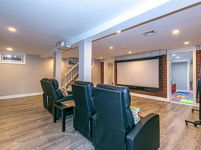 81 Maple Ave — Photo 10