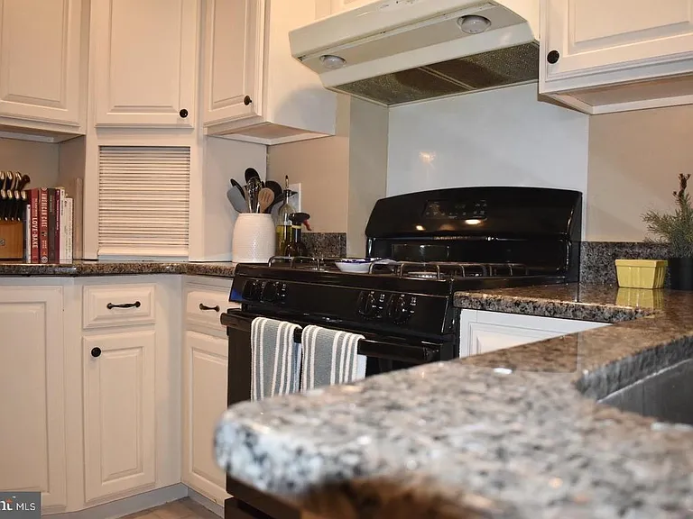 738 Fairview Rd — Photo 11