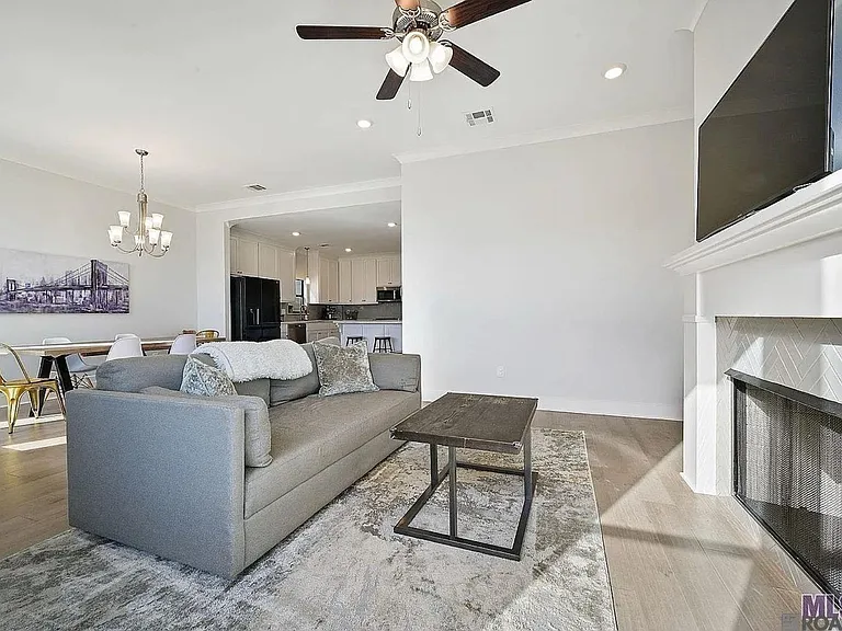 10238 Grayton Dr — Photo 3