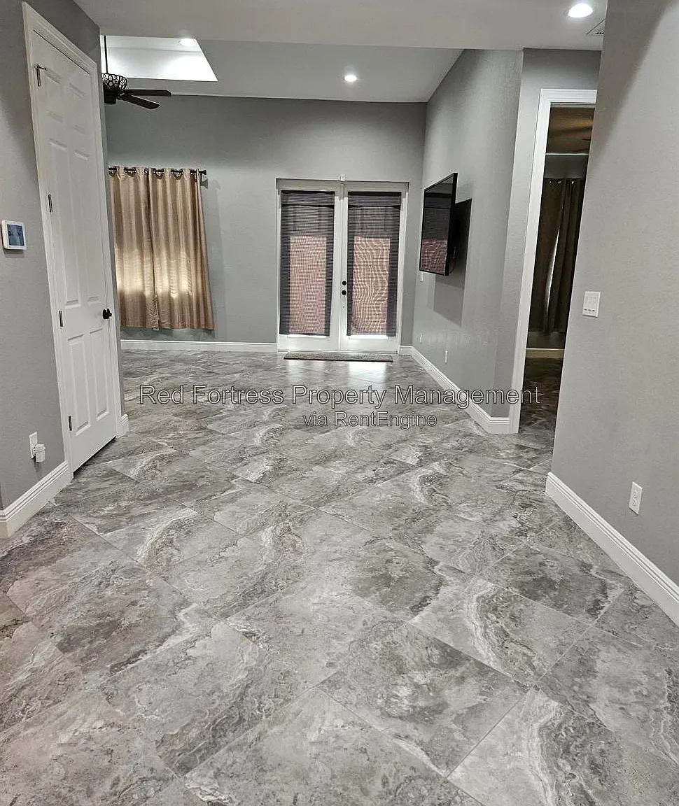 3 bed, 3.5 bath, 1752 sqft, $2,300 — Photo 4