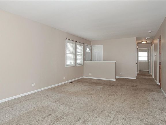 5th image of 713 E Streamwood Blvd