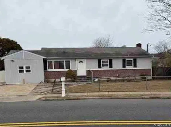 29 Candlewood Road, Bay Shore, NY 11706