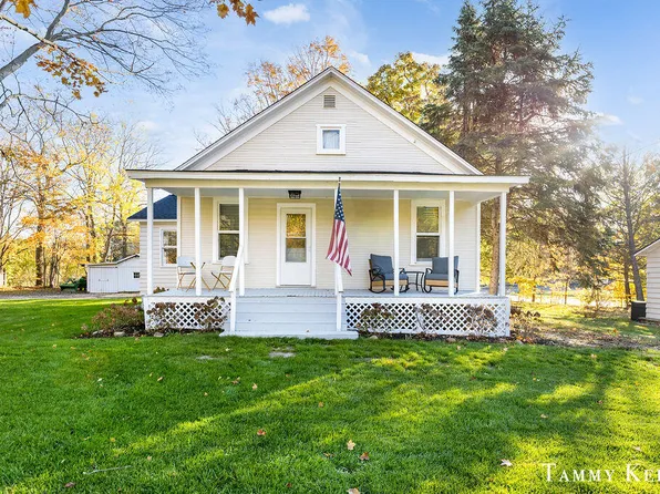 445 S Maple St, Saugatuck, MI 49453