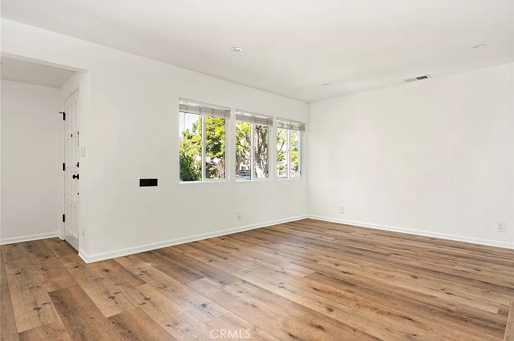3 bed, 2.5 bath, 2034 sqft, $5,900 — Photo 2