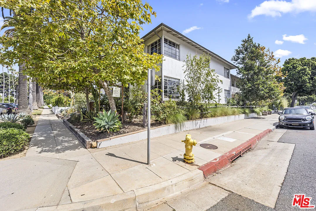 1 bed, 1.0 bath, 750 sqft, $6,700 — Photo 2
