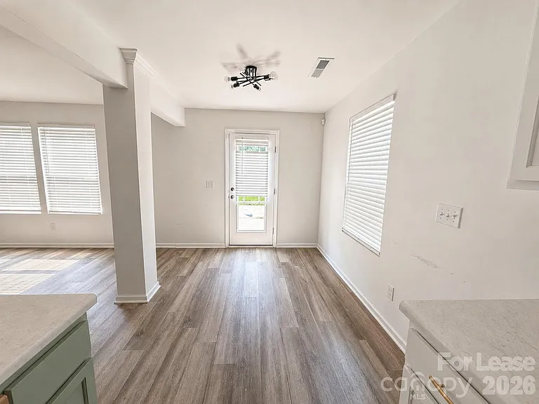 3220 Capitol Dr — Photo 2