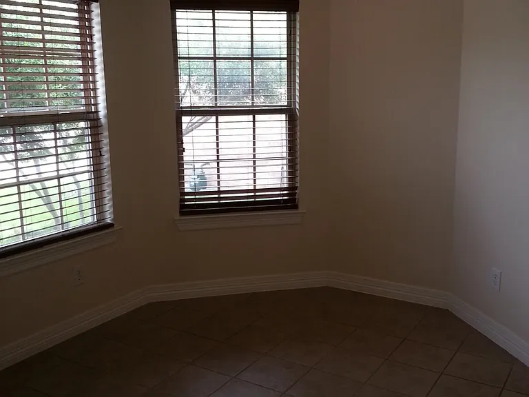 1525 Rosson Rd — Photo 3