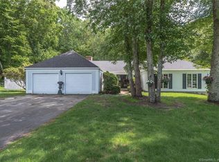 8 Trumbull Rd, Waterford, CT 06385