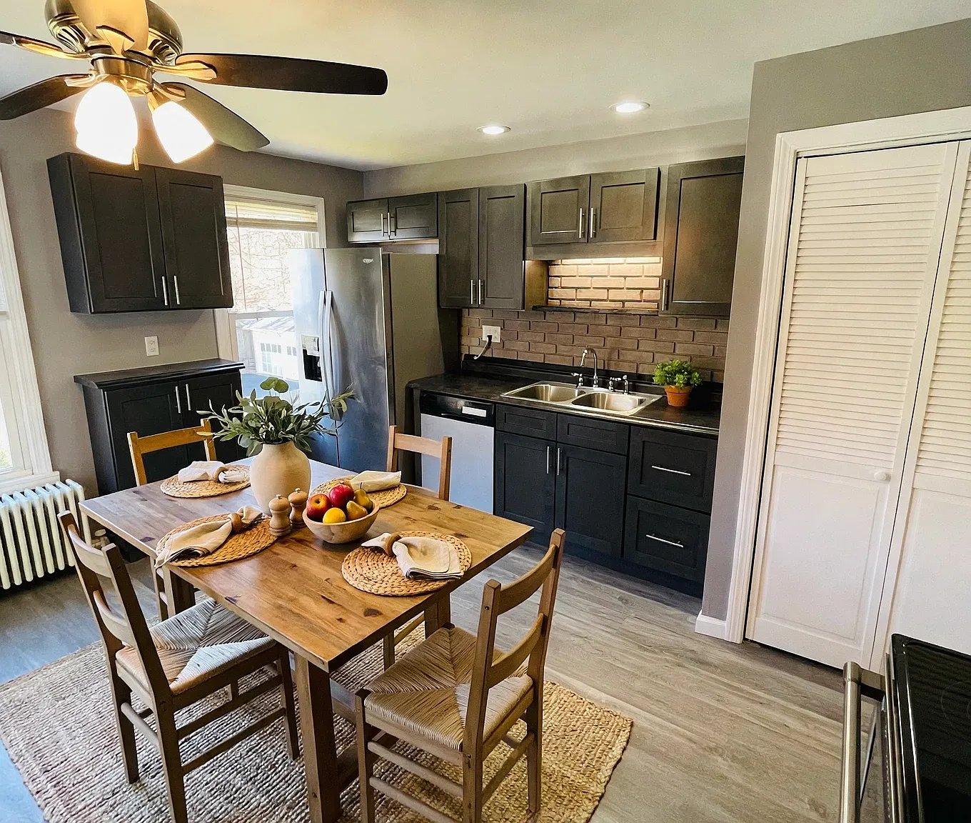 3 bed, 1300 sqft, $2,200 — Photo 3