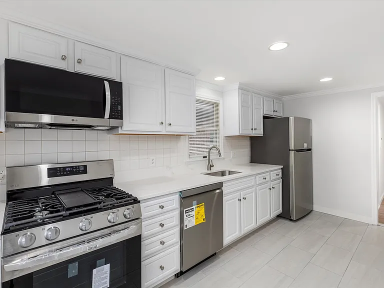 4 Coppola St #2 — Photo 2