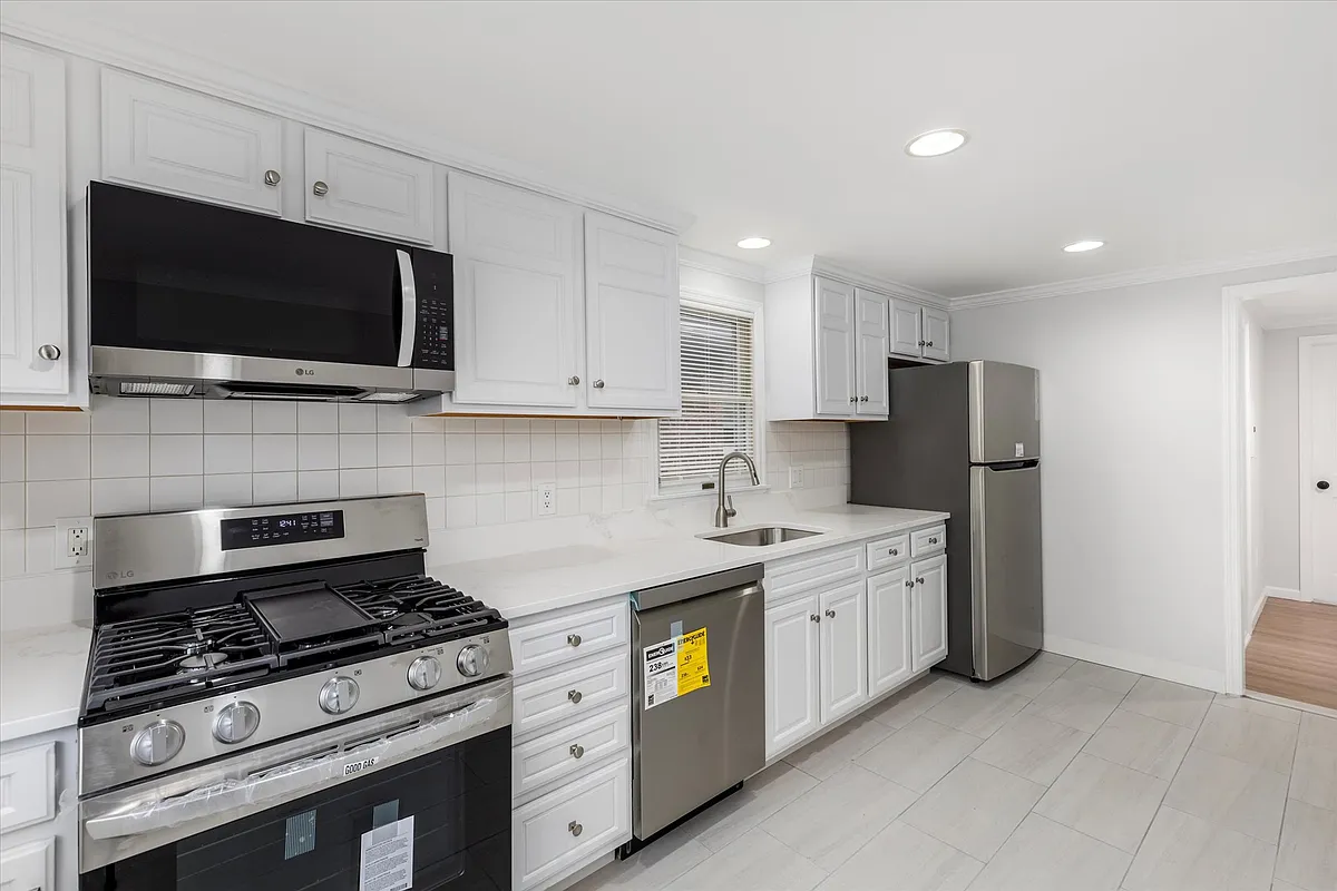 Building Photo - 4 Coppola St #2