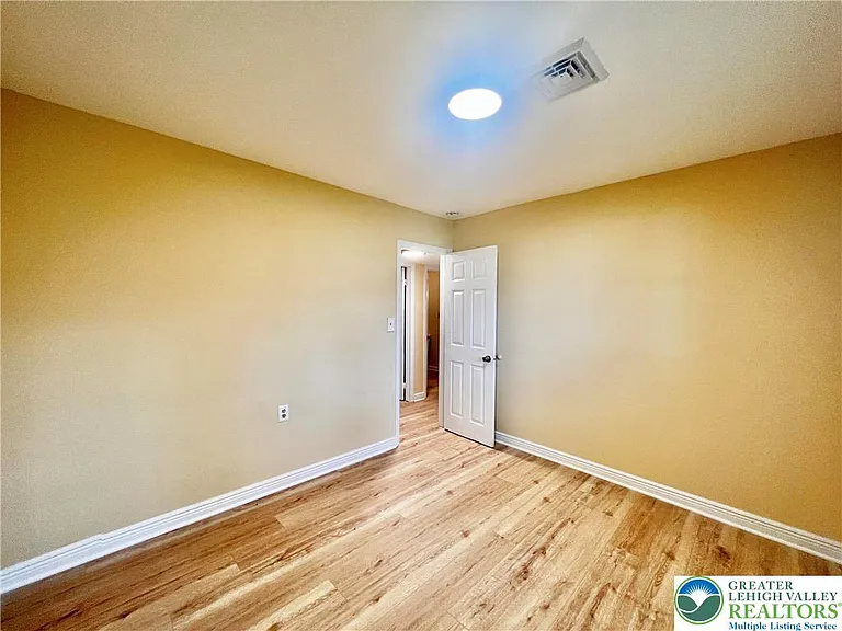 2404 Northwood Ave — Photo 8