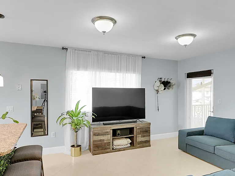 410 SW 15th St #206 — Photo 6