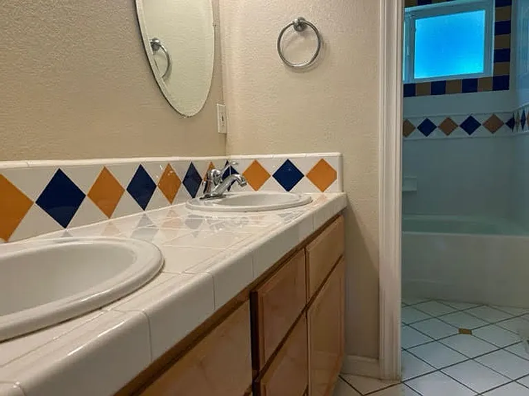 1204 Redcliff Dr — Photo 4