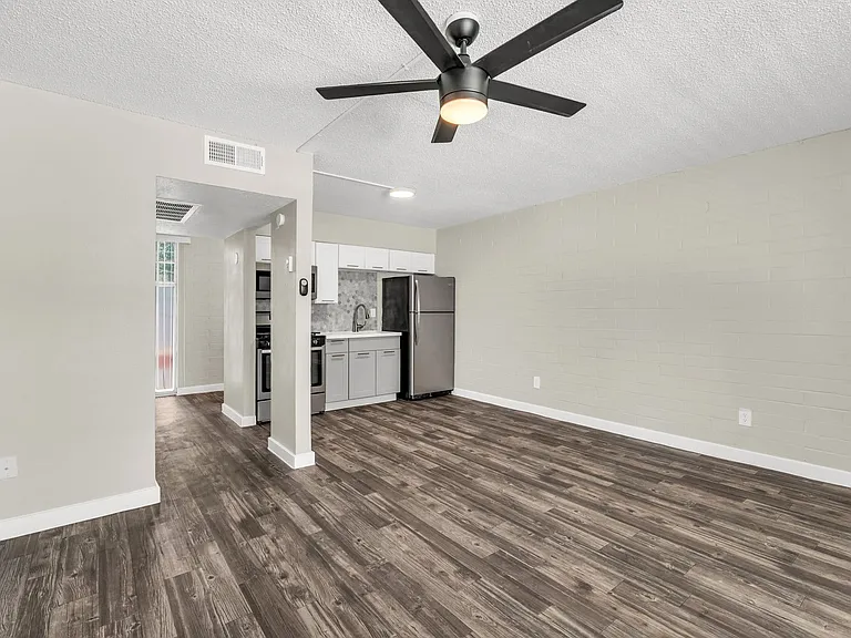 Elton Studio Suites — Photo 11