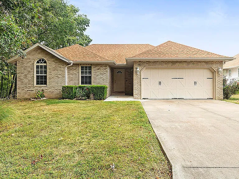 1951 W Lennox Dr — Photo 1