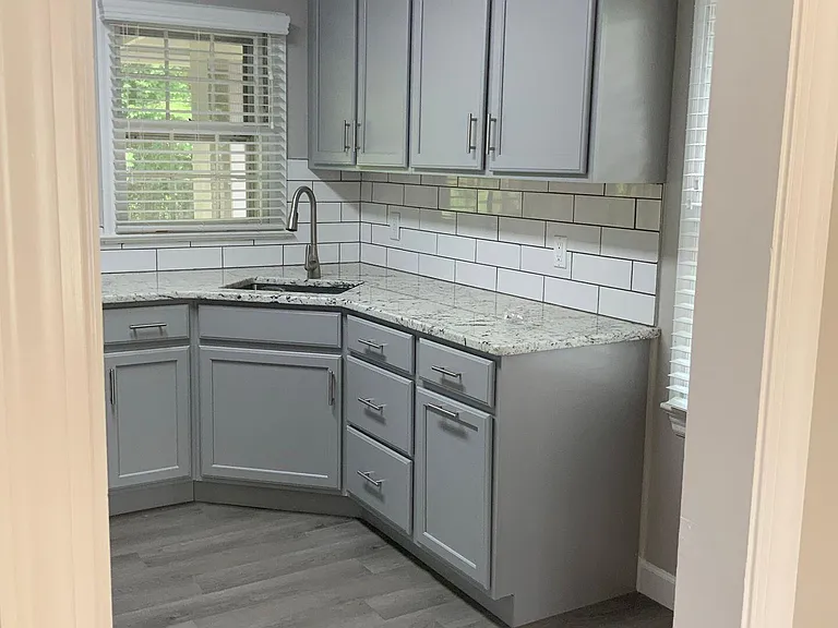 1101 N Poplar St — Photo 5