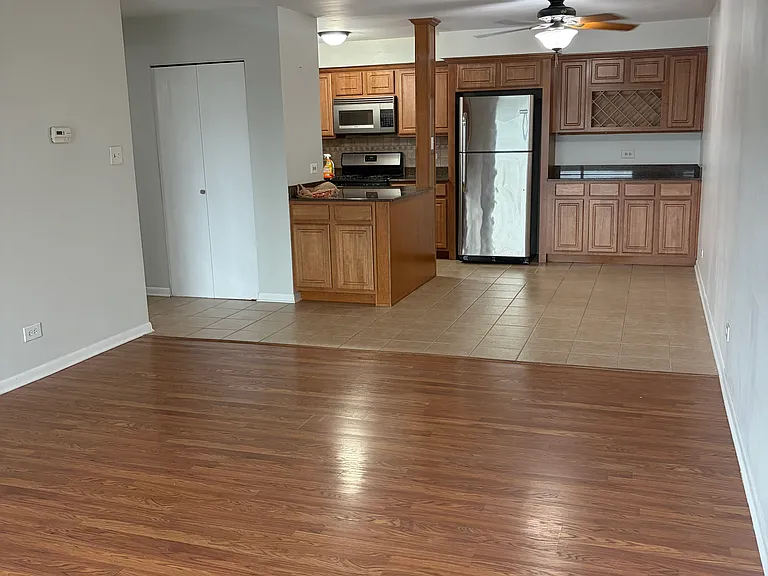 9937 S Cicero Ave #402 — Photo 2