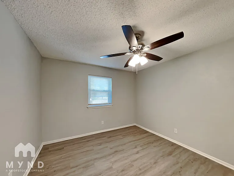 904 Redbud St — Photo 17
