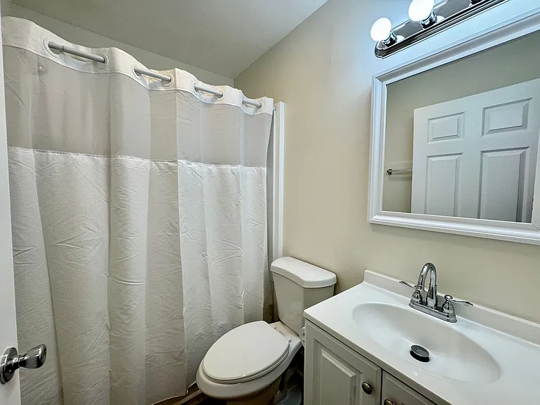 1035 Roark St — Photo 7