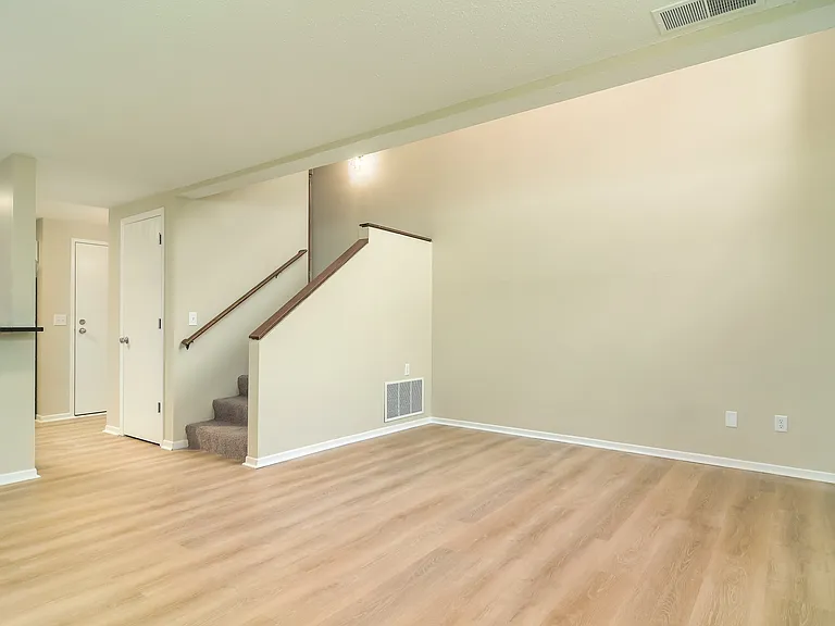 215 5th St NE — Photo 8