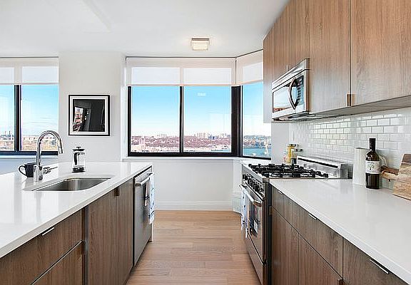 4th image of 345 E 94th St APT 17A