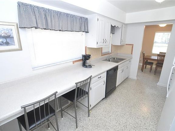 5th image of 130 Neving Dr