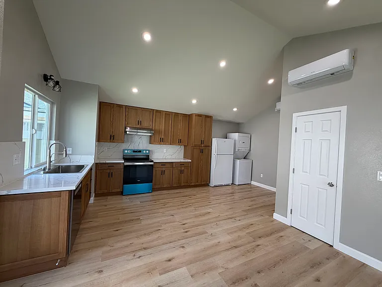 841 S Canoga St #B — Photo 4